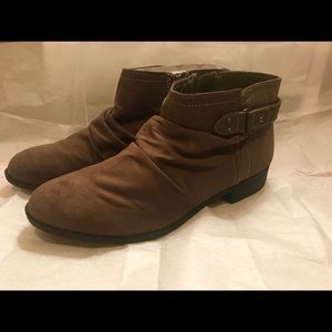 NWT Size 11 Chelsea Boots Dark Olive Route 66